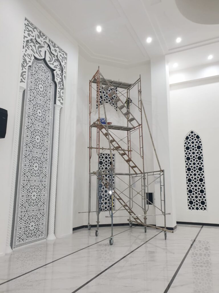 panel-dinding-masjid-dengan-pola-arabesque-berbahan-GRC