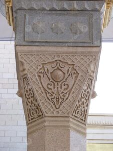 Tiang-tiang masjid-dengan-ornamen-motiv-Islami-berbahan-GRC