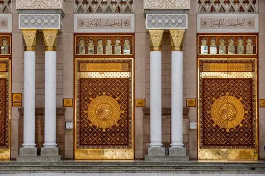 desain-ornamen-relief-kaligrafi-grc-pada-pintu-masjid-madinah